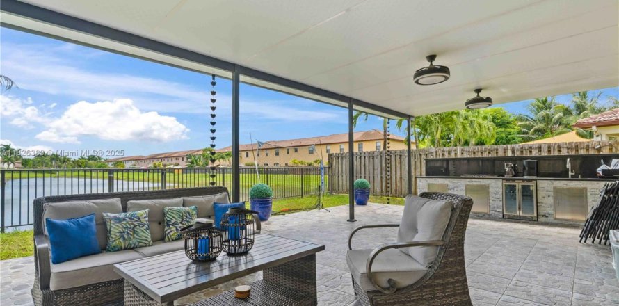 House in Homestead, Florida 3 bedrooms, 160.54 sq.m. № 1798896