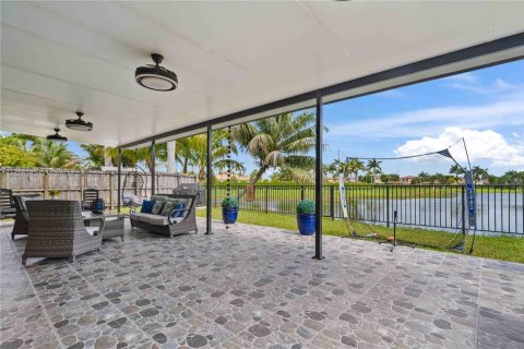 House in Homestead, Florida 3 bedrooms, 160.54 sq.m. № 1798896 - photo 2