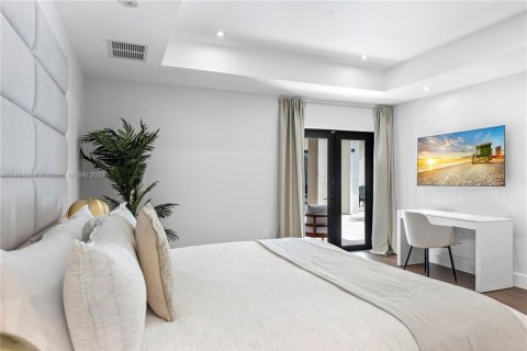 House in Miami, Florida 5 bedrooms, 277.22 sq.m. № 1703092 - photo 18