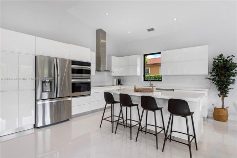 House in Miami, Florida 5 bedrooms, 277.22 sq.m. № 1703092 - photo 13