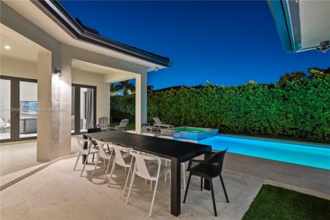 House in Miami, Florida 5 bedrooms, 277.22 sq.m. № 1703092 - photo 30