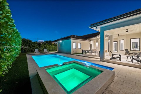 House in Miami, Florida 5 bedrooms, 277.22 sq.m. № 1703092 - photo 1