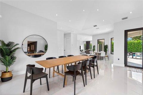 House in Miami, Florida 5 bedrooms, 277.22 sq.m. № 1703092 - photo 6