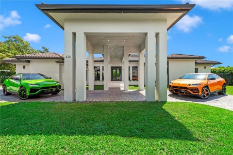 House in Miami, Florida 5 bedrooms, 277.22 sq.m. № 1703092 - photo 24