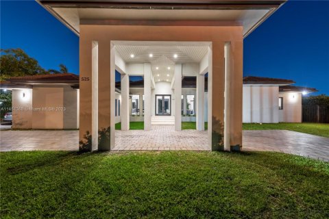 House in Miami, Florida 5 bedrooms, 277.22 sq.m. № 1703092 - photo 27