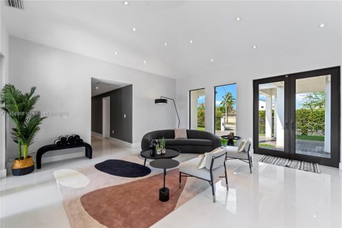 House in Miami, Florida 5 bedrooms, 277.22 sq.m. № 1703092 - photo 5