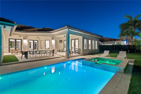 House in Miami, Florida 5 bedrooms, 277.22 sq.m. № 1703092 - photo 2