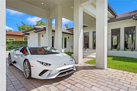 House in Miami, Florida 5 bedrooms, 277.22 sq.m. № 1703092 - photo 26