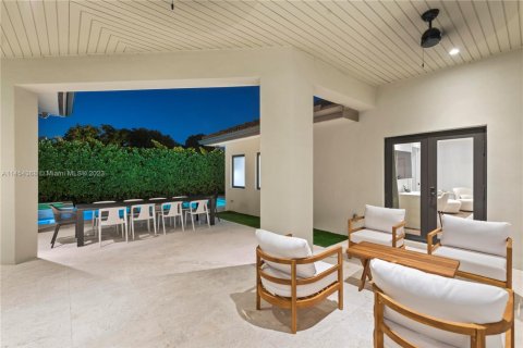 House in Miami, Florida 5 bedrooms, 277.22 sq.m. № 1703092 - photo 28