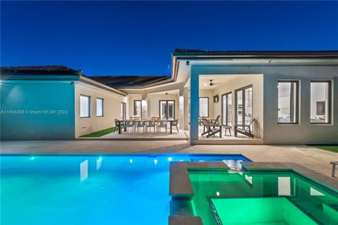 House in Miami, Florida 5 bedrooms, 277.22 sq.m. № 1703092 - photo 3