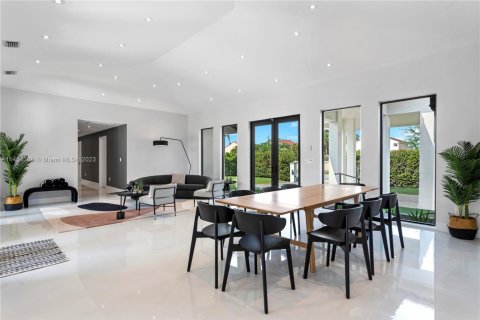 House in Miami, Florida 5 bedrooms, 277.22 sq.m. № 1703092 - photo 4