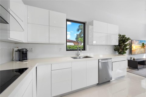 House in Miami, Florida 5 bedrooms, 277.22 sq.m. № 1703092 - photo 15