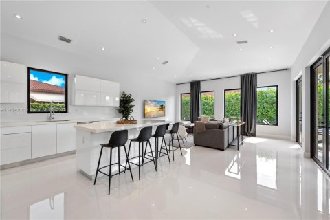 House in Miami, Florida 5 bedrooms, 277.22 sq.m. № 1703092 - photo 12