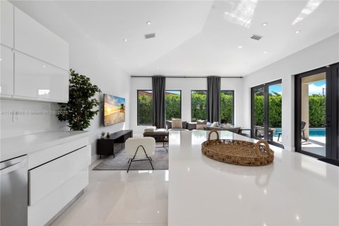 House in Miami, Florida 5 bedrooms, 277.22 sq.m. № 1703092 - photo 16