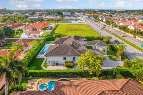 House in Miami, Florida 5 bedrooms, 277.22 sq.m. № 1703092 - photo 22