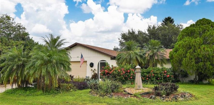 House in Port Charlotte, Florida 3 bedrooms, 132.66 sq.m. № 2109042