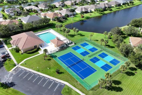 House in Vero Beach, Florida 3 bedrooms, 189.89 sq.m. № 1081674 - photo 1