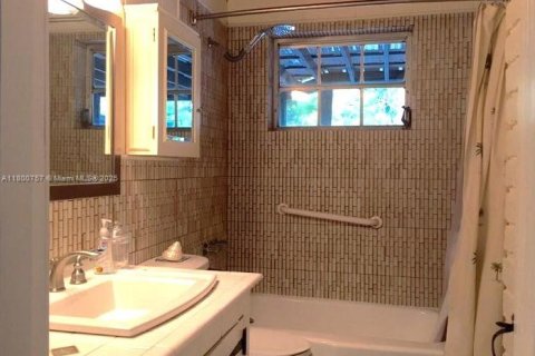 House in South Miami, Florida 4 bedrooms, 212.84 sq.m. № 1678940 - photo 11