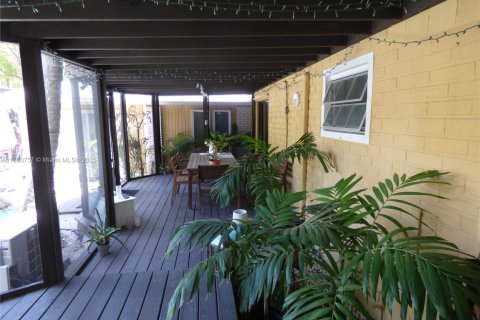 House in South Miami, Florida 4 bedrooms, 212.84 sq.m. № 1678940 - photo 4