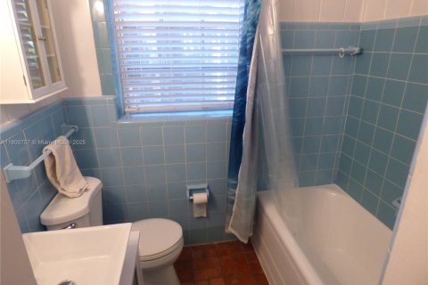 House in South Miami, Florida 4 bedrooms, 212.84 sq.m. № 1678940 - photo 14