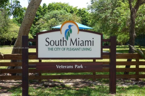 House in South Miami, Florida 4 bedrooms, 212.84 sq.m. № 1678940 - photo 21
