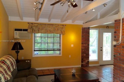 House in South Miami, Florida 4 bedrooms, 212.84 sq.m. № 1678940 - photo 8