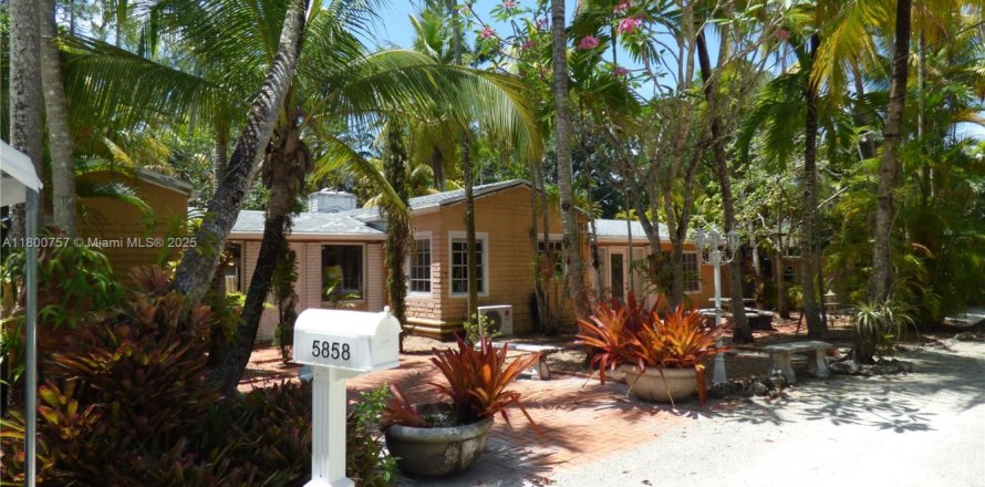 House in South Miami, Florida 4 bedrooms, 212.84 sq.m. № 1678940