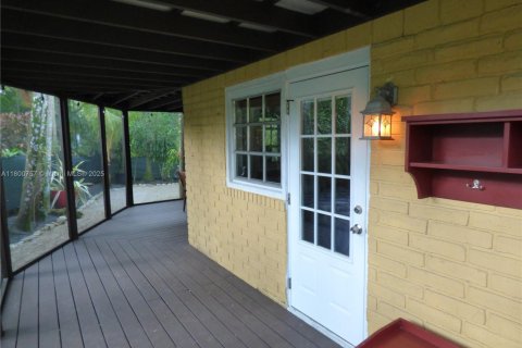 House in South Miami, Florida 4 bedrooms, 212.84 sq.m. № 1678940 - photo 12