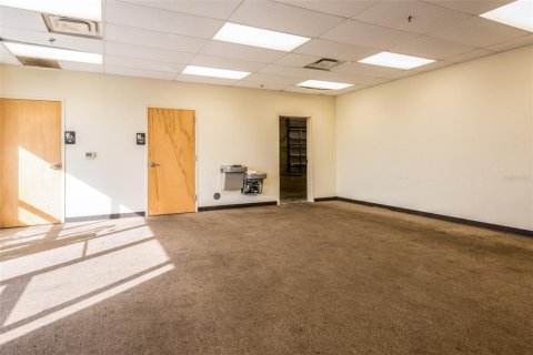 Propiedad comercial en alquiler en Kissimmee, Florida, 1263.47 m2 № 2235344 - foto 15