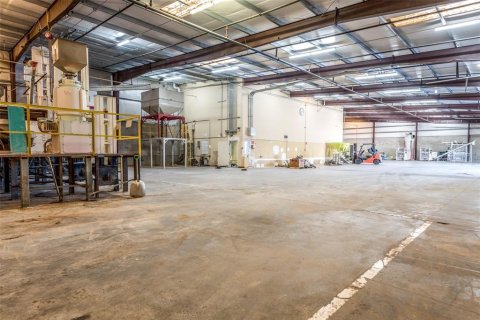 Propiedad comercial en alquiler en Kissimmee, Florida, 1263.47 m2 № 2235344 - foto 9