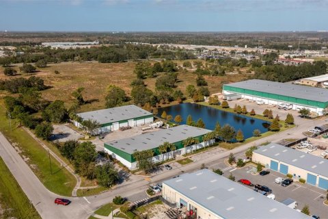 Propiedad comercial en alquiler en Kissimmee, Florida, 1263.47 m2 № 2235344 - foto 3