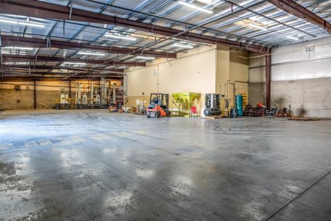 Propiedad comercial en alquiler en Kissimmee, Florida, 1263.47 m2 № 2235344 - foto 5