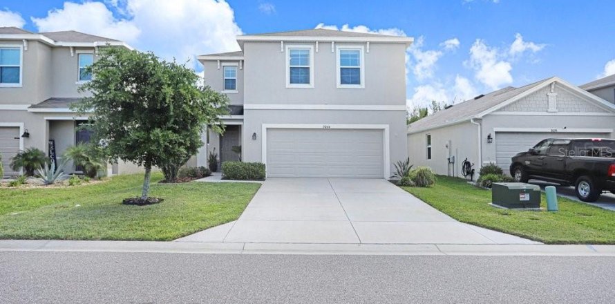 House in Odessa, Florida 4 bedrooms, 209.96 sq.m. № 2156075