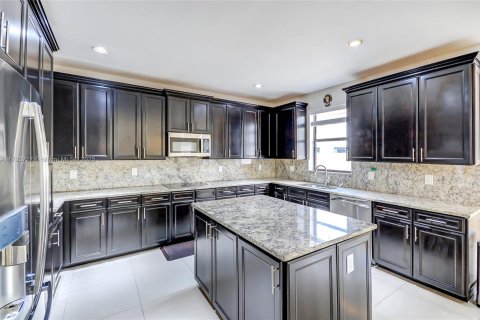 House in Doral, Florida 4 bedrooms, 324.69 sq.m. № 1863881 - photo 4