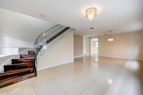 House in Doral, Florida 4 bedrooms, 324.69 sq.m. № 1863881 - photo 2