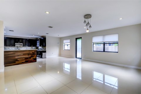 House in Doral, Florida 4 bedrooms, 324.69 sq.m. № 1863881 - photo 3