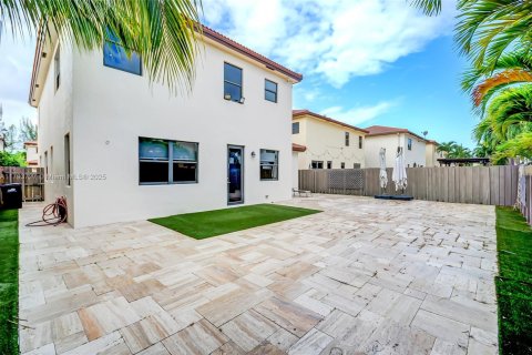 House in Doral, Florida 4 bedrooms, 324.69 sq.m. № 1863881 - photo 10