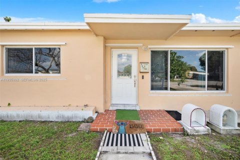 House in Hialeah, Florida 4 bedrooms, 113.71 sq.m. № 1993470 - photo 3