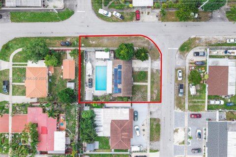 House in Hialeah, Florida 4 bedrooms, 113.71 sq.m. № 1993470 - photo 22
