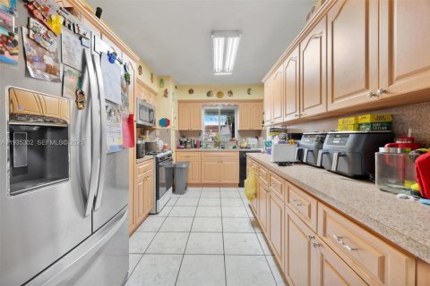 House in Hialeah, Florida 4 bedrooms, 113.71 sq.m. № 1993470 - photo 5