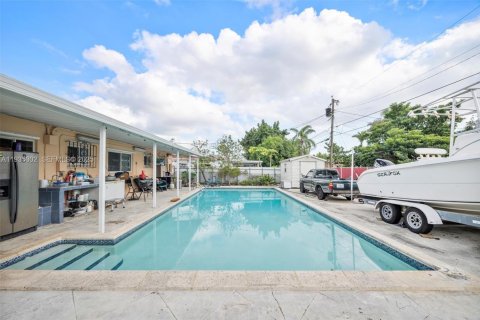 House in Hialeah, Florida 4 bedrooms, 113.71 sq.m. № 1993470 - photo 12