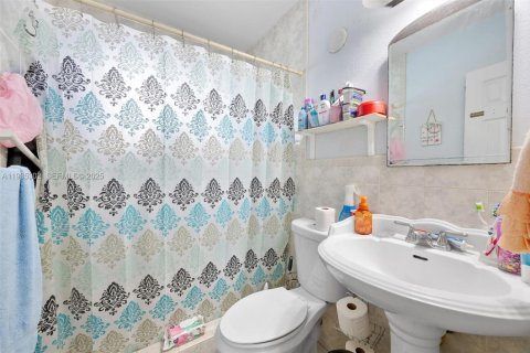 House in Hialeah, Florida 4 bedrooms, 113.71 sq.m. № 1993470 - photo 9
