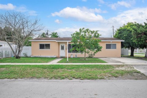 House in Hialeah, Florida 4 bedrooms, 113.71 sq.m. № 1993470