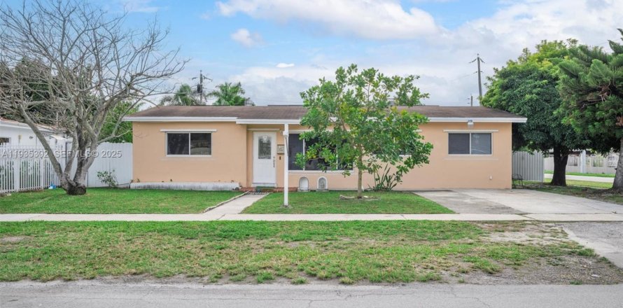 House in Hialeah, Florida 4 bedrooms, 113.71 sq.m. № 1993470