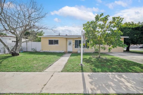 House in Hialeah, Florida 4 bedrooms, 113.71 sq.m. № 1993470 - photo 2
