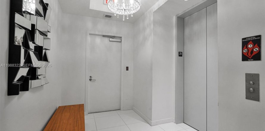 Кондоминиум с 3 спальнями в Майами, Флорида № 2050471