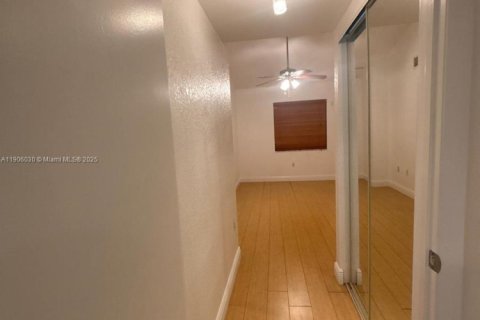 Снять в аренду квартиру в Окленд-Парк, Флорида 2 спальни, 91.14м2, № 1970704 - фото 10