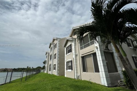 Снять в аренду квартиру в Окленд-Парк, Флорида 2 спальни, 91.14м2, № 1970704 - фото 25