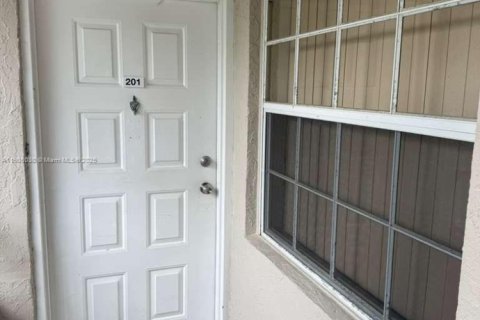 Снять в аренду квартиру в Окленд-Парк, Флорида 2 спальни, 91.14м2, № 1970704 - фото 2