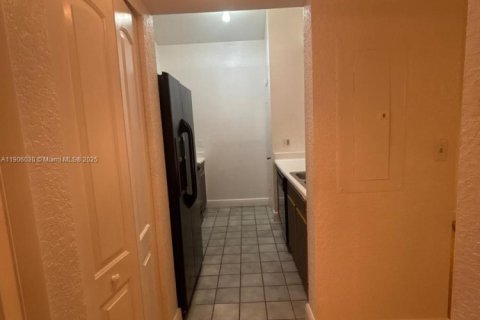 Снять в аренду квартиру в Окленд-Парк, Флорида 2 спальни, 91.14м2, № 1970704 - фото 8